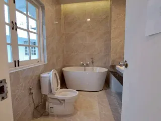 Casa adosada en alquiler de 4 habitaciones en Watthana, Bangkok