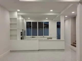 Casa adosada en alquiler de 4 habitaciones en Watthana, Bangkok