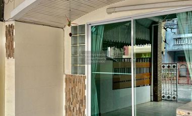 For rent 3 bedrooms townhouse in Bang Na, Bangkok