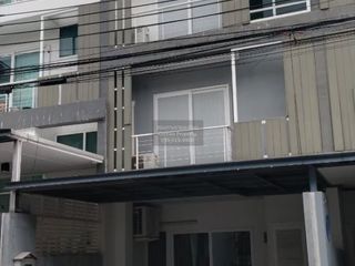 For rent 3 bedrooms townhouse in Wang Thonglang, Bangkok