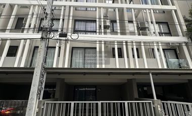 For rent 4 bedrooms townhouse in Mueang Samut Prakan, Samut Prakan