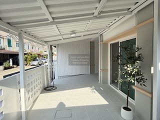 For rent 3 bedrooms townhouse in Bang Khun Thian, Bangkok