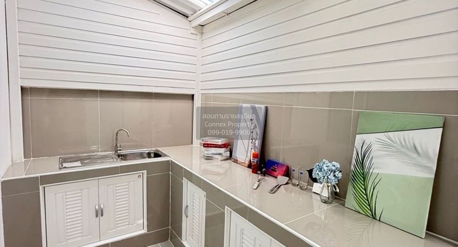 For rent 3 bedrooms townhouse in Bang Khun Thian, Bangkok