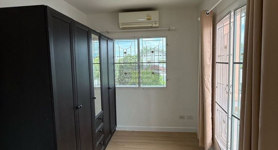 For rent 3 bedrooms townhouse in Bang Khun Thian, Bangkok