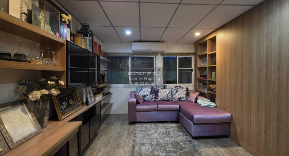 For rent 3 bedrooms townhouse in Bang Khun Thian, Bangkok