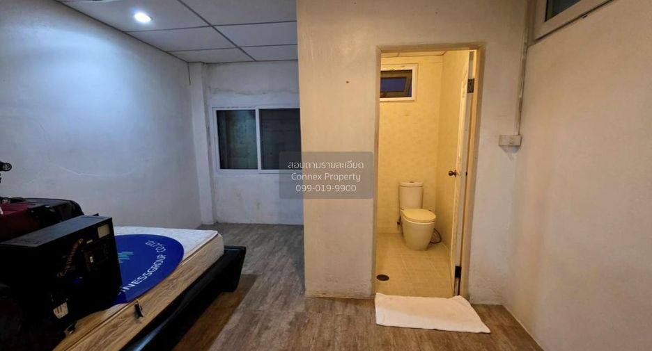 For rent 3 bedrooms townhouse in Bang Khun Thian, Bangkok