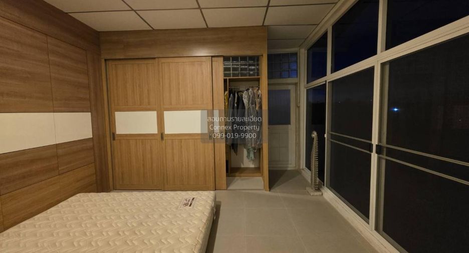 For rent 3 bedrooms townhouse in Bang Khun Thian, Bangkok