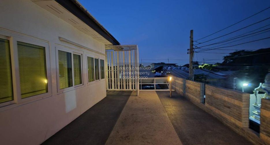 For rent 3 bedrooms townhouse in Bang Khun Thian, Bangkok
