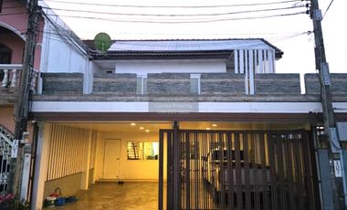 For rent 3 bedrooms townhouse in Bang Khun Thian, Bangkok