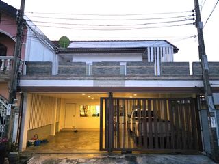 For rent 3 bedrooms townhouse in Bang Khun Thian, Bangkok