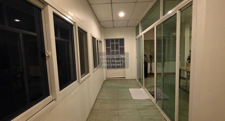 For rent 3 bedrooms townhouse in Bang Khun Thian, Bangkok
