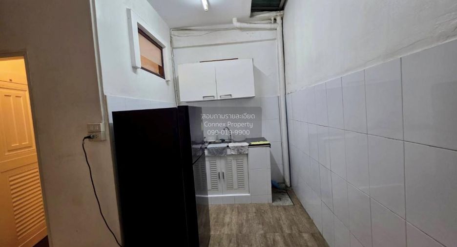 For rent 3 bedrooms townhouse in Bang Khun Thian, Bangkok