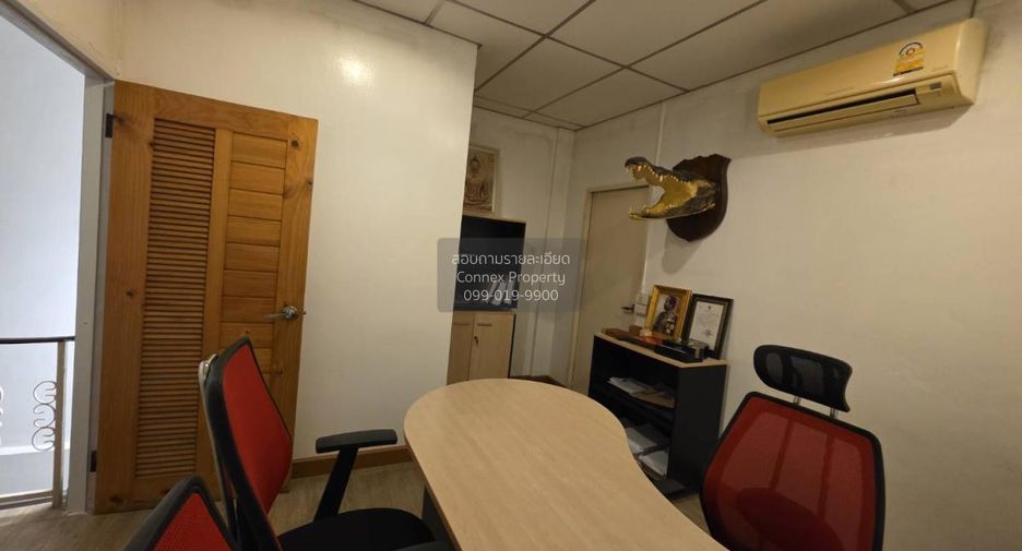 For rent 3 bedrooms townhouse in Bang Khun Thian, Bangkok