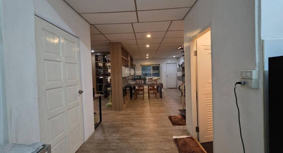 For rent 3 bedrooms townhouse in Bang Khun Thian, Bangkok