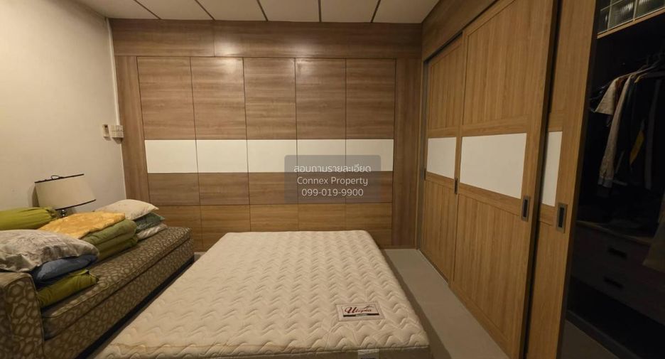 For rent 3 bedrooms townhouse in Bang Khun Thian, Bangkok