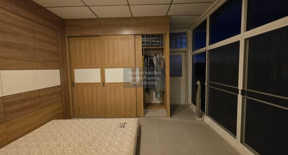 For rent 3 bedrooms townhouse in Bang Khun Thian, Bangkok