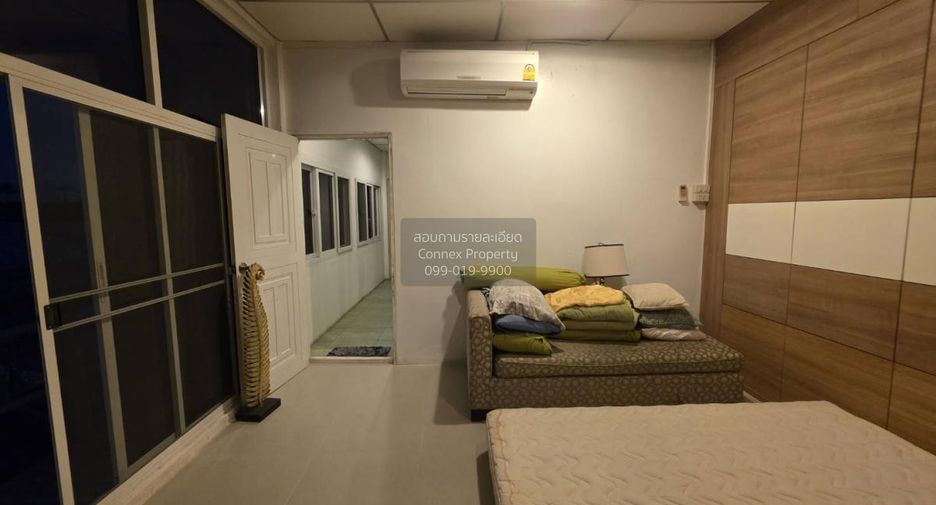 For rent 3 bedrooms townhouse in Bang Khun Thian, Bangkok