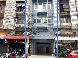 À louer 3 chambres local commercial à Huai Khwang, Bangkok