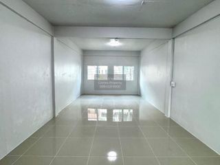 À louer 3 chambres local commercial à Huai Khwang, Bangkok