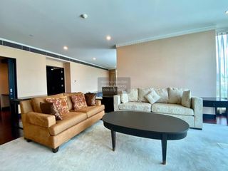 For rent 4 bedrooms condo in Pathum Wan, Bangkok