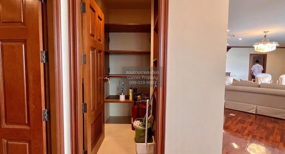 For rent 3 bedrooms condo in Khlong Toei, Bangkok