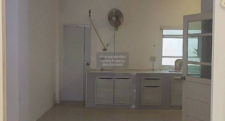 For rent 4 bedrooms townhouse in Mueang Samut Prakan, Samut Prakan