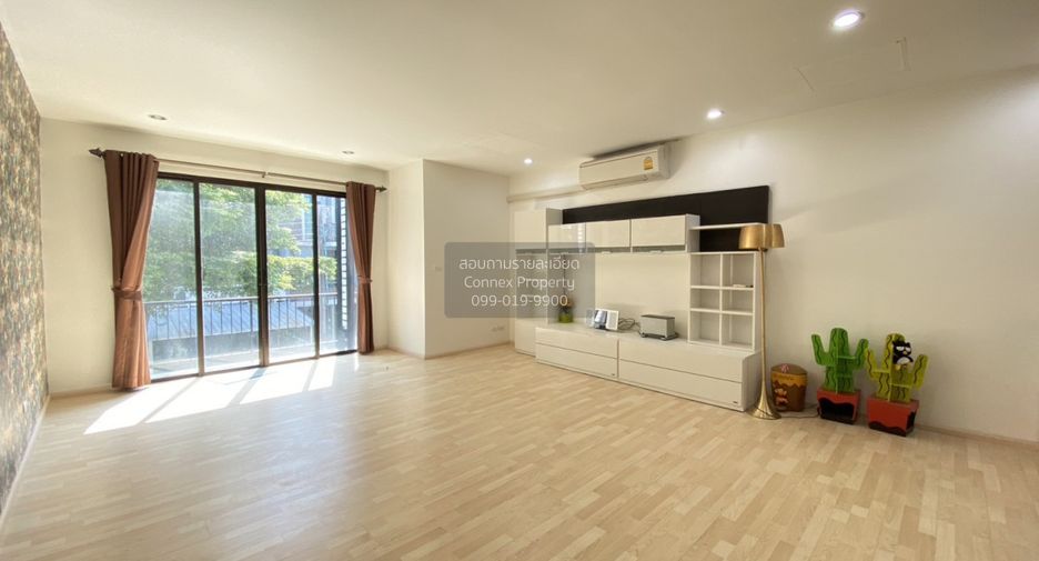 For rent 3 bedrooms townhouse in Suan Luang, Bangkok