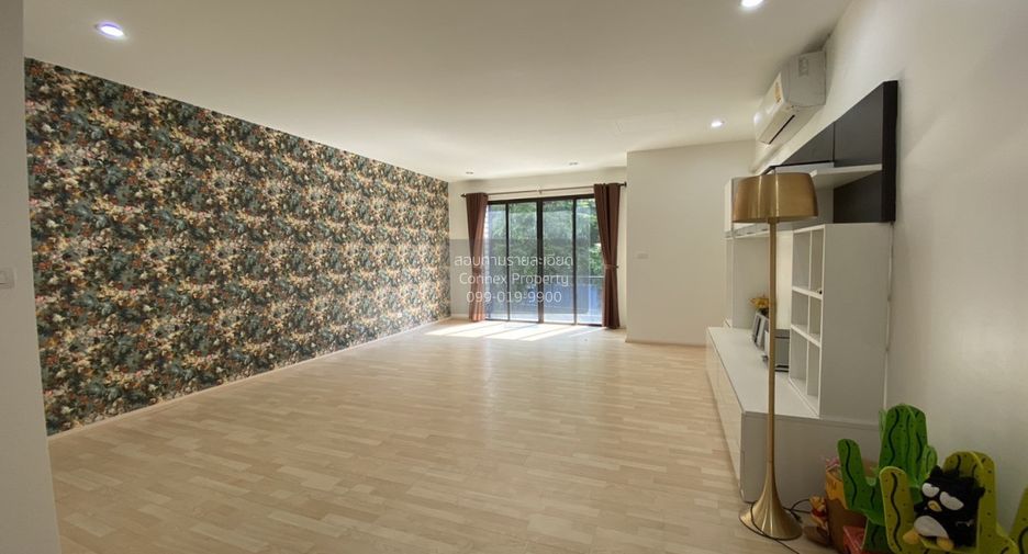 For rent 3 bedrooms townhouse in Suan Luang, Bangkok