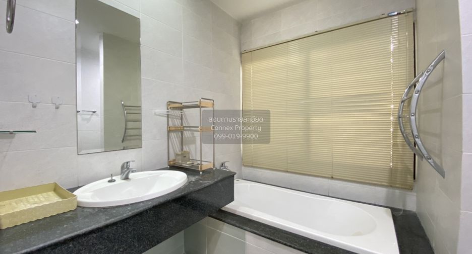 For rent 3 bedrooms townhouse in Suan Luang, Bangkok