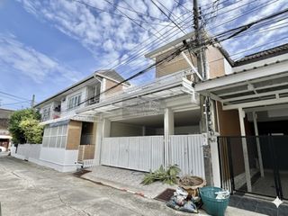 For rent 3 bedrooms townhouse in Bang Kapi, Bangkok