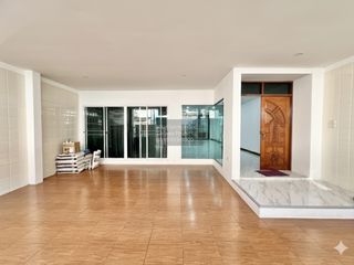 For rent 3 bedrooms townhouse in Bang Kapi, Bangkok