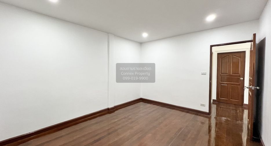 Casa adosada en alquiler de 3 habitaciones en Bang Kapi, Bangkok