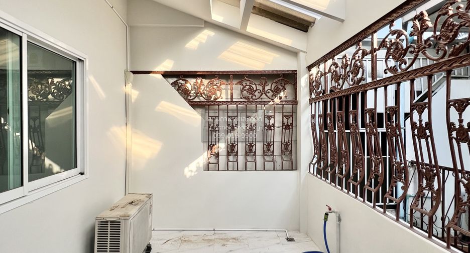 Casa adosada en alquiler de 3 habitaciones en Bang Kapi, Bangkok