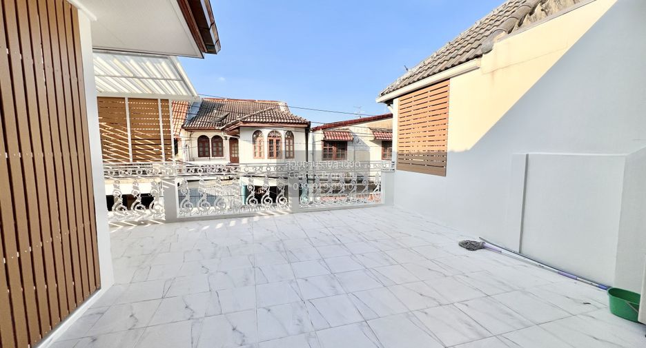 Casa adosada en alquiler de 3 habitaciones en Bang Kapi, Bangkok