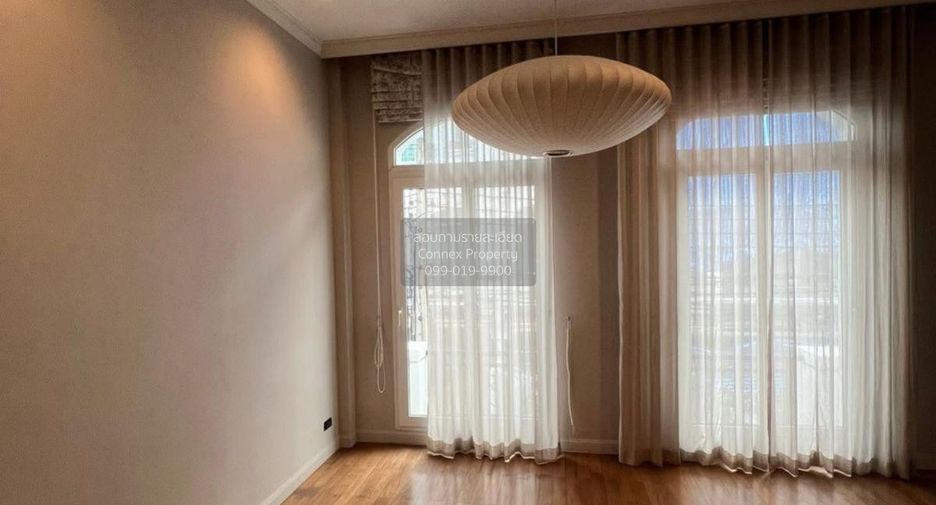 For rent 4 bedrooms townhouse in Wang Thonglang, Bangkok