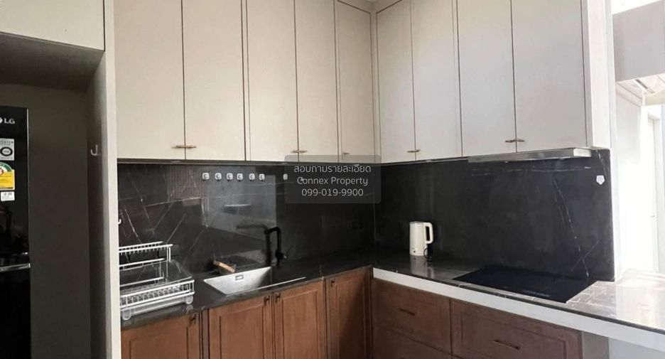 For rent 4 bedrooms townhouse in Wang Thonglang, Bangkok