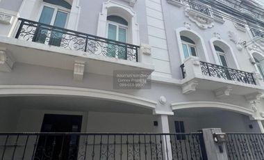 For rent 4 bedrooms townhouse in Wang Thonglang, Bangkok