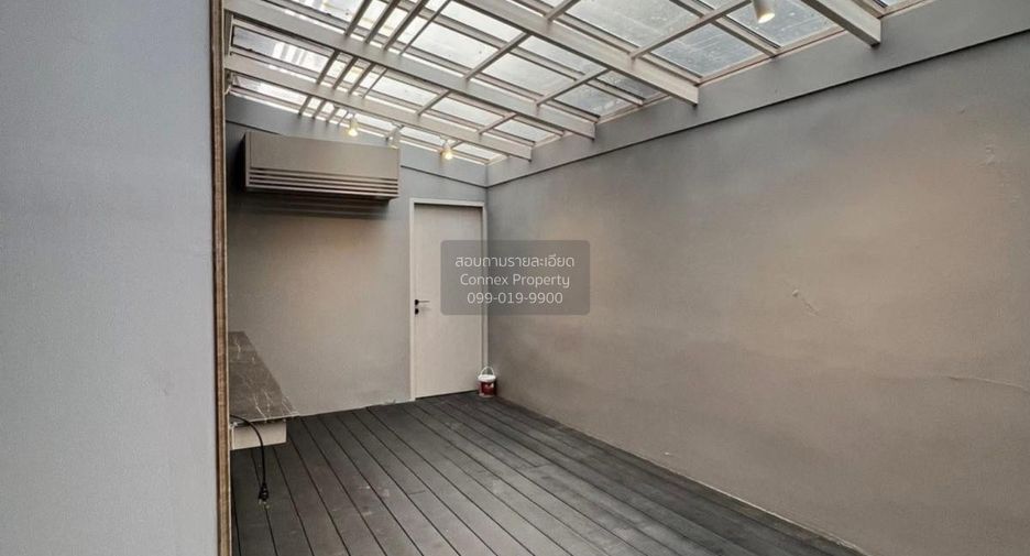 For rent 4 bedrooms townhouse in Wang Thonglang, Bangkok