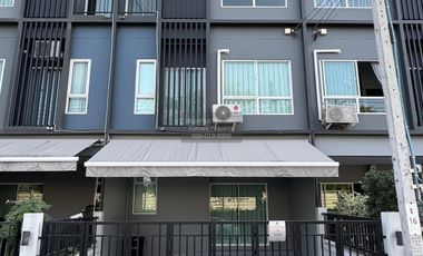 Casa adosada en alquiler de 3 habitaciones en Lat Krabang, Bangkok