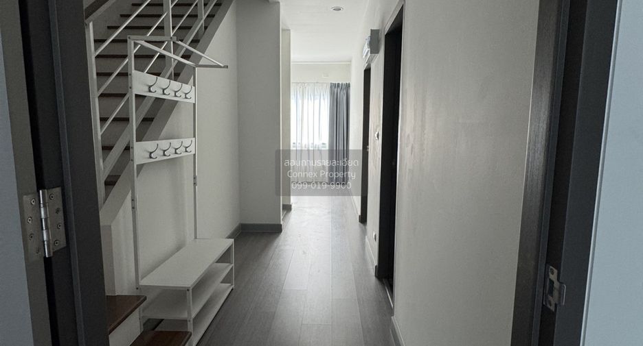 Casa adosada en alquiler de 3 habitaciones en Lat Krabang, Bangkok