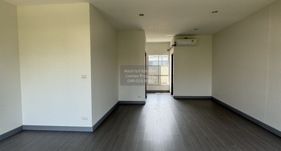 Casa adosada en alquiler de 3 habitaciones en Lat Krabang, Bangkok