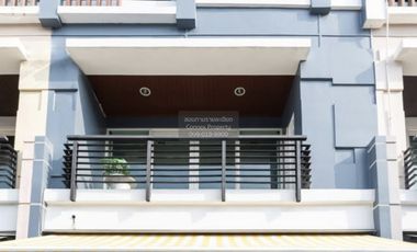 For rent 3 bedrooms townhouse in Wang Thonglang, Bangkok