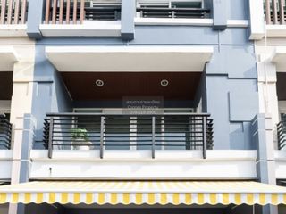 For rent 3 bedrooms townhouse in Wang Thonglang, Bangkok