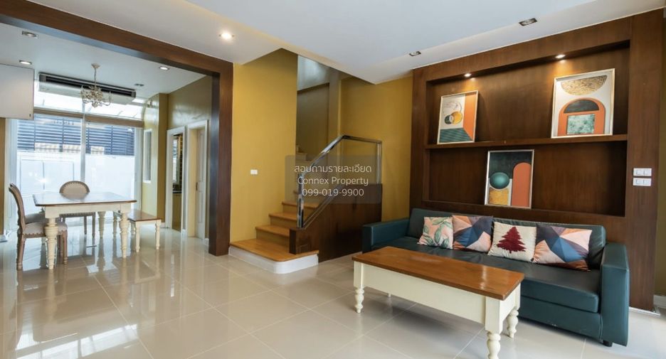 For rent 3 bedrooms townhouse in Wang Thonglang, Bangkok