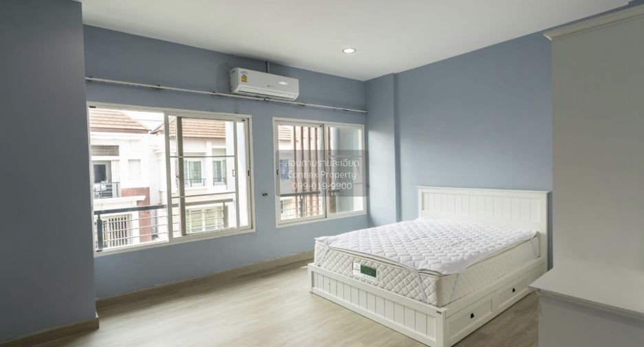For rent 3 bedrooms townhouse in Wang Thonglang, Bangkok