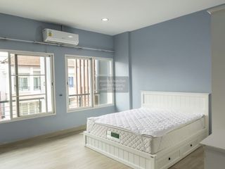 For rent 3 bedrooms townhouse in Wang Thonglang, Bangkok
