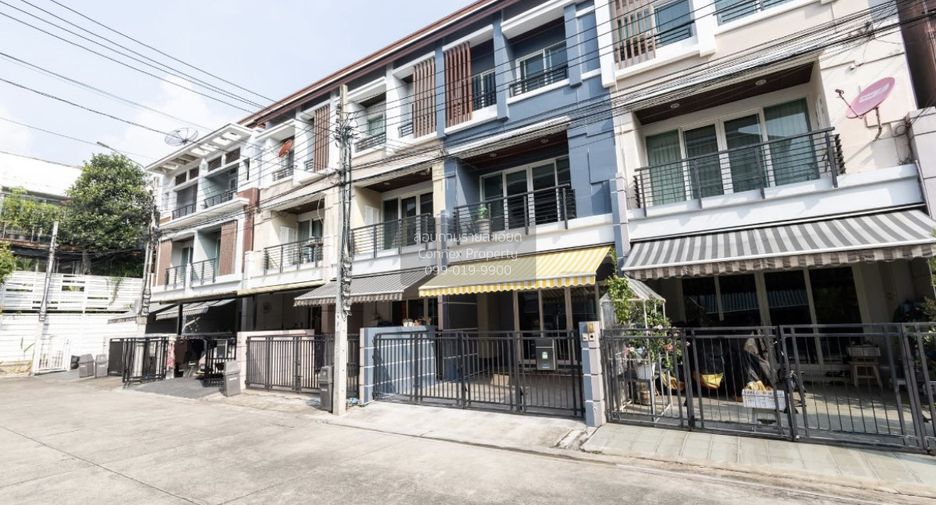 For rent 3 bedrooms townhouse in Wang Thonglang, Bangkok
