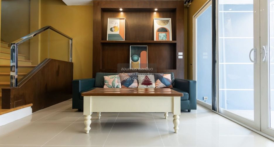 For rent 3 bedrooms townhouse in Wang Thonglang, Bangkok
