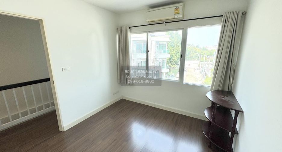 For rent 3 bedrooms townhouse in Bang Kapi, Bangkok