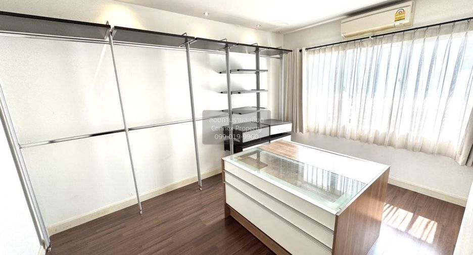 For rent 3 bedrooms townhouse in Bang Kapi, Bangkok